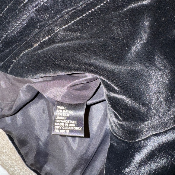 Black velvet cropped fitted elegant sleeveless top. Size 6 - Picture 4 of 5